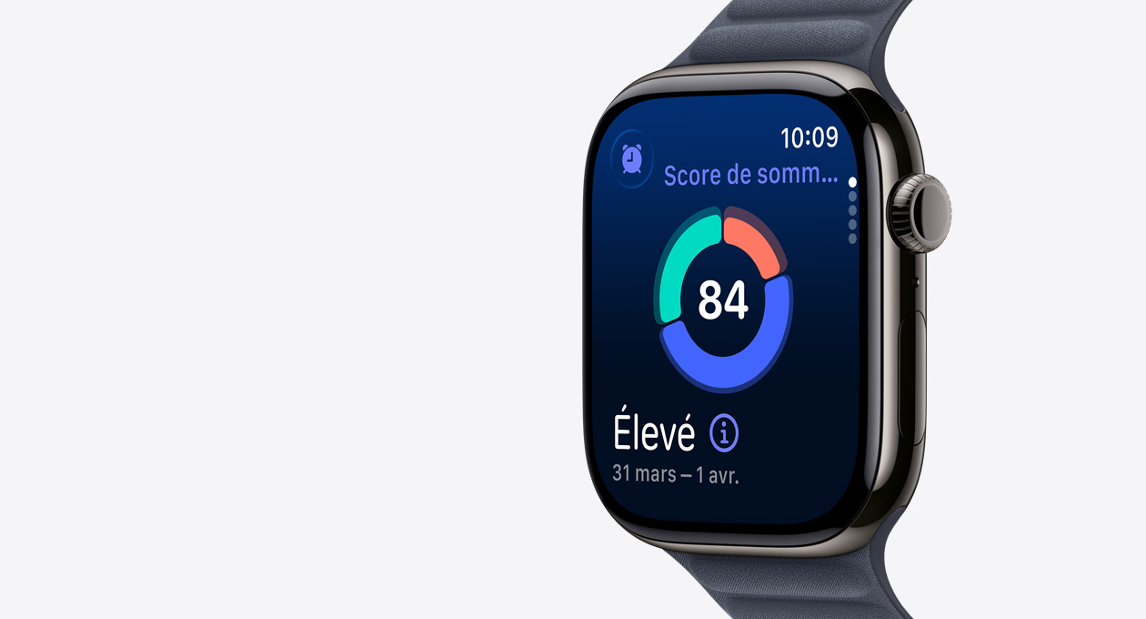 Apple Watch Series 11, ardoise, boîtier en titane, écran affichant le graphique circulaire du score de sommeil, côté droit extérieur, Digital Crown, bracelet, à maillons marine