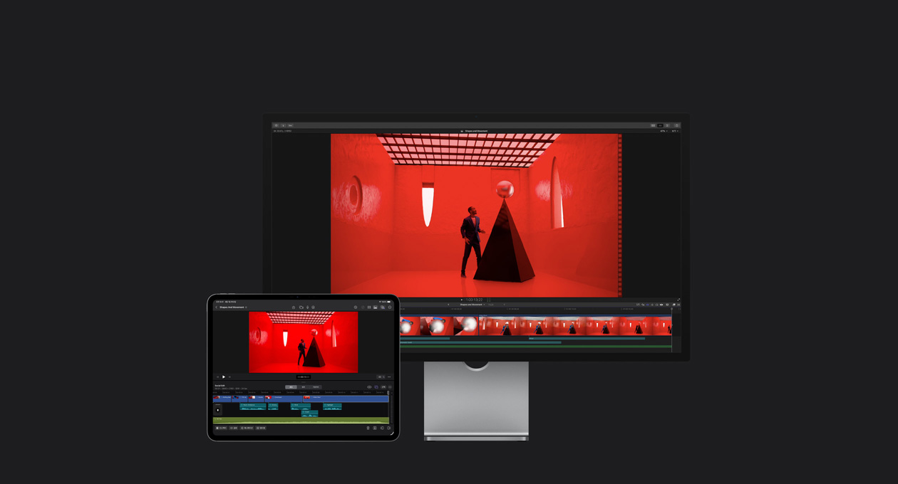 Mac Studio 디스플레이, iPad Pro 13, Final Cut Pro 타임라인에서 파란색 정장을 입은 남성이 추상적인 형태의 창문이 달린 빨간색 방에서 검은색 삼각형 구조물 위에 은색 공을 올려놓는 모습을 담은 스틸 이미지