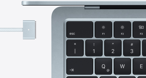 MacBook Air azul cielo con cable de carga MagSafe del mismo color