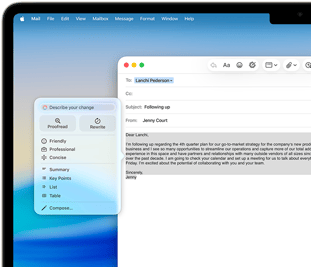 شاشة MacBook Air تعرض أدوات الكتابة في Apple Intelligence وهي تُنشئ رسالة إيميل