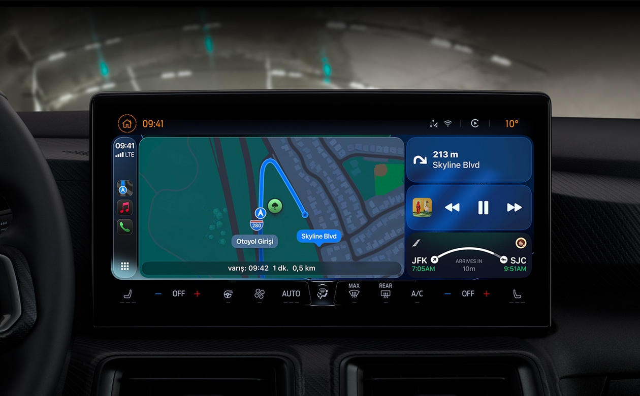 Bir araçtaki CarPlay, Haritalar uygulamasında yol tariflerini, Apple Music’i, uçuş bilgilerini ve araç takımlarını gösteriyor