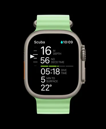 原色鈦金屬錶殼搭配霓虹綠色海洋錶帶的 Apple Watch Ultra 3，展示 Oceanic+ 的潛水測量指標，包括深度、免減壓時間、潛水時間、距離水面分鐘數和水溫