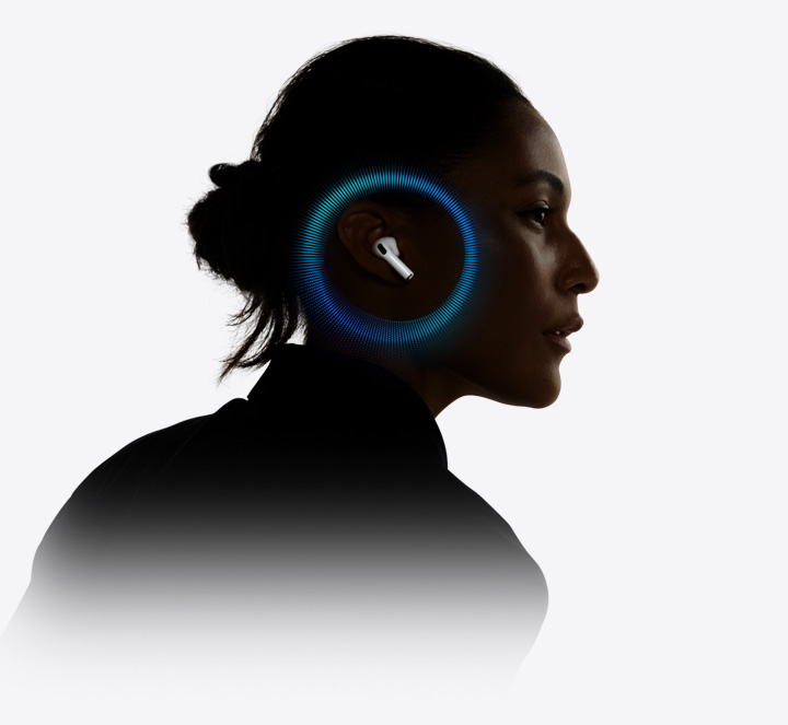 Žmogus su „AirPods Pro 3“ su vaizduojamomis garso bangomis aplink ausį.