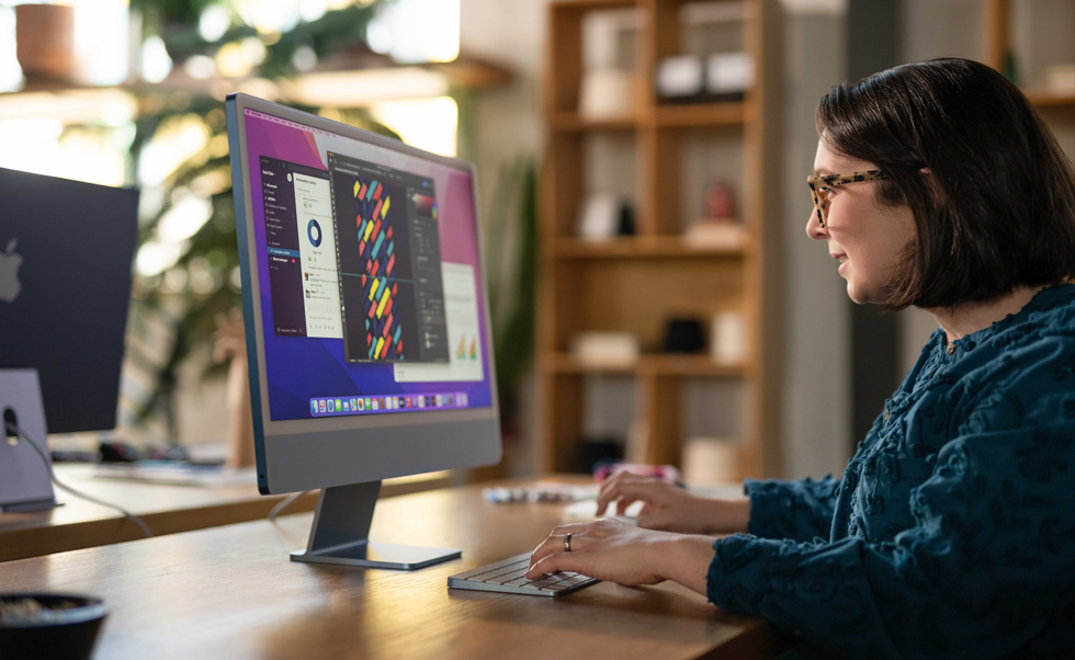 Een designer maakt unieke ontwerpen op een Mac.