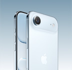 iPhone Air، لون أزرق سماوي، الجانب الخلفي الخارجي بزاوية مائلة، نظام كاميرا Fusion رئيسية في المنصة العلوية، وحدة التحكم بالكاميرا، الجزء الأمامي الخارجي بتصميم كله شاشة، زر الإجراءات وزرّا ضبط مستوى الصوت