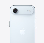 Himmelblå iPhone Air vist bagfra, Fusion-hovedkamerasystem øverst