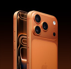 Lavendelfarvet iPhone 17 vist forfra og skråt bagfra med Fusion-dobbeltkamerasystem øverst og knappen Kamerabetjening. Forside med skærm fra kant til kant, Handlingsknap, lydstyrkeknapper og sideknap