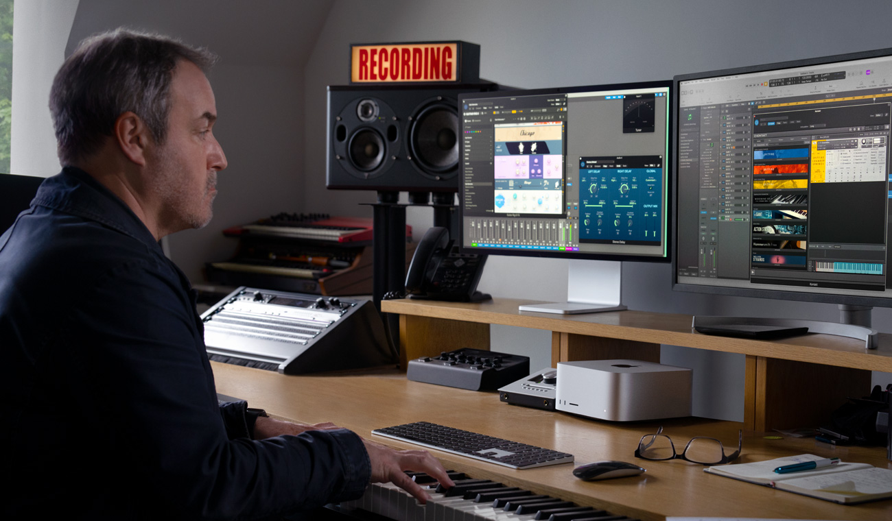 Un musicien utilisant un piano pour créer des mix audio avec un Mac Studio et un Studio Display